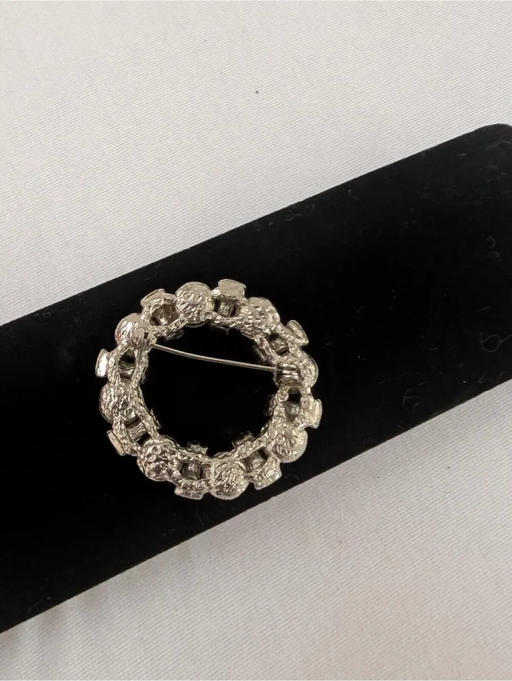 Vintage Pearl and Rhinestone Circle Brooch Pin - Picture 3 of 3